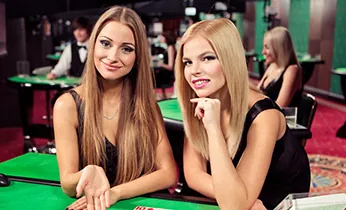 Bàn chơi Baccarat tại tip88 casino với các lá bài và chip cược